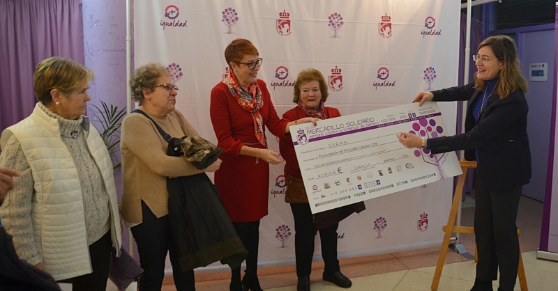 entrega-cheque-mercadillo-solidario-25n-dic-2018-2