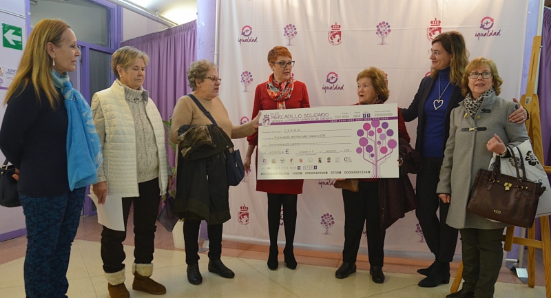 entrega-cheque-mercadillo-solidario-25n-dic-2018-3