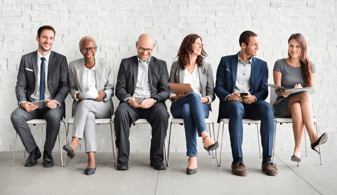 Imagen personas esperando entrevista de trabajo