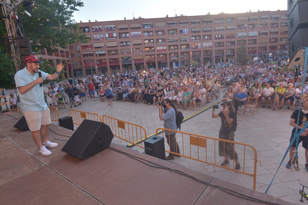 El pregonero de las Fiestas de Coslada 2022 durante su intervención ayer en la Plaza Mayor